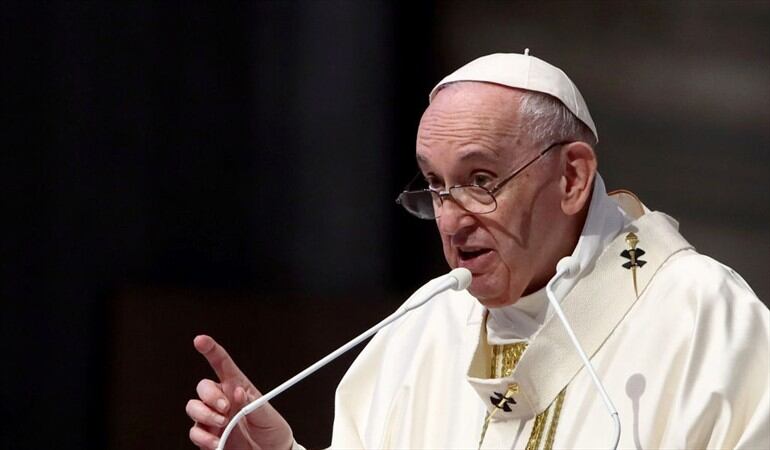 El papa Francisco dijo que a los adultos mayores a veces se les da la mitad de las medicinas que necesitan "porque son caras".. Foto: Vatican Pool/Getty Images