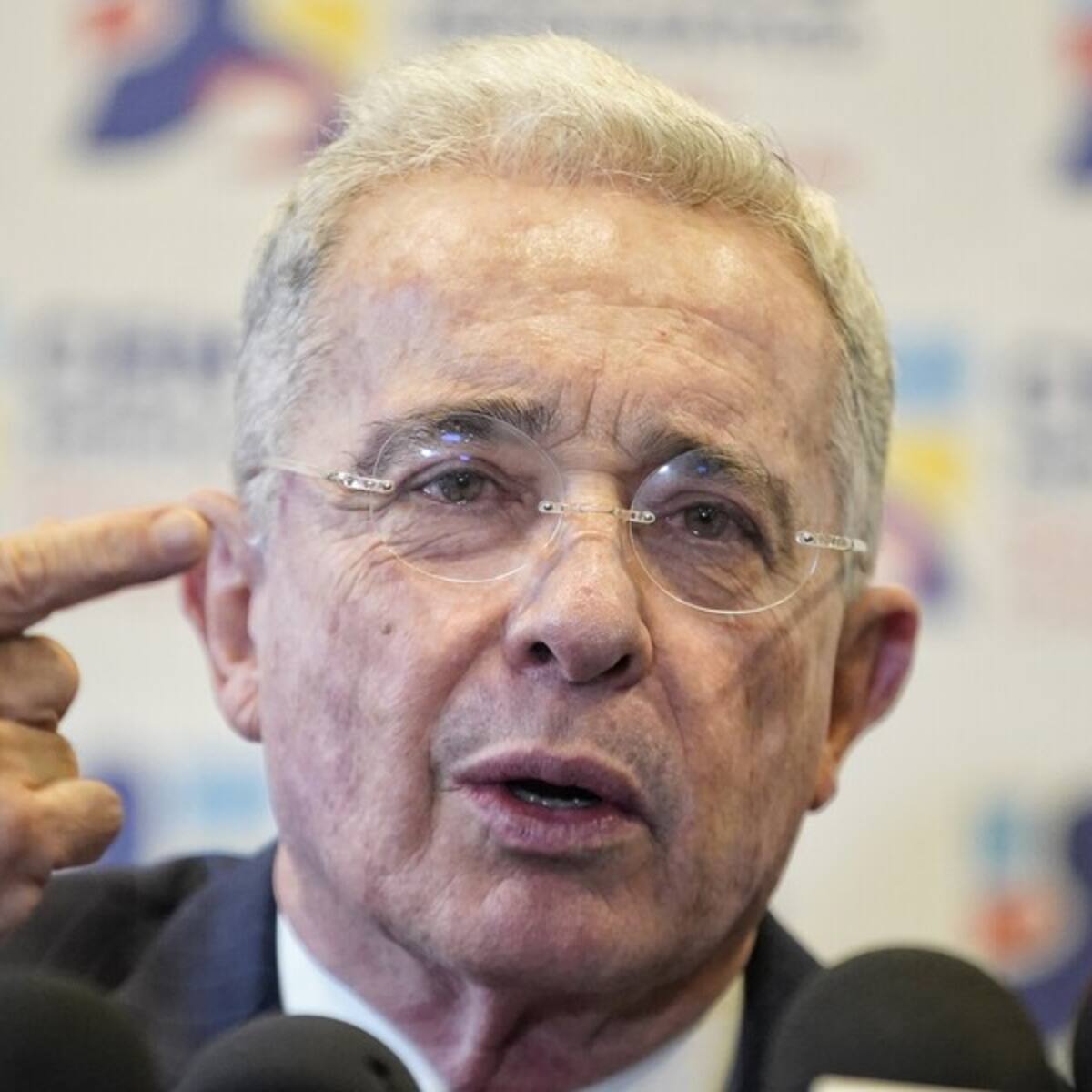 Álvaro Uribe le propone a Gustavo Petro reformar la JEP y no legalizar las drogas