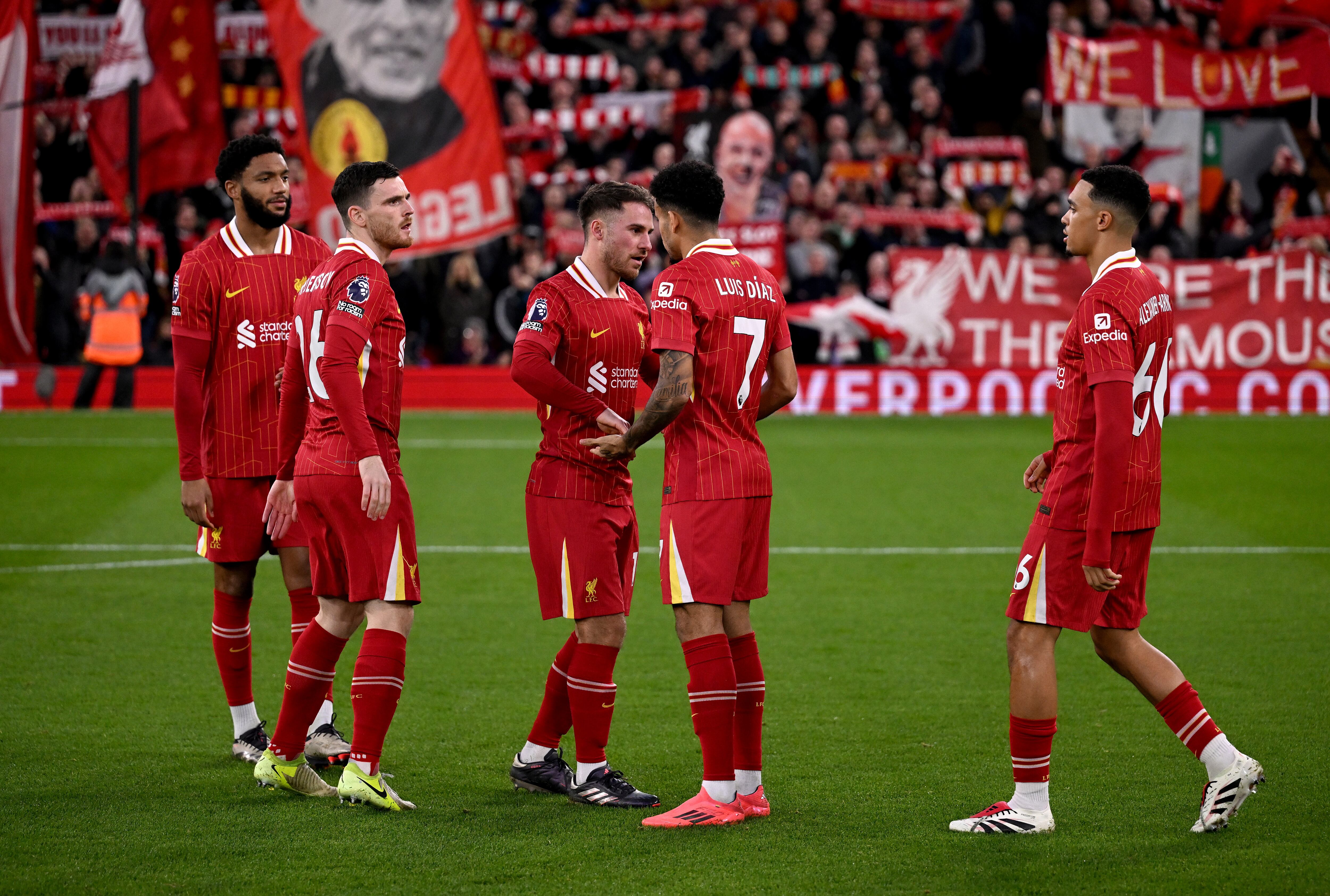Luis Díaz junto a sus compañeros del Liverpool ante el Manchester City. (Photo by Andrew Powell/Liverpool FC via Getty Images)