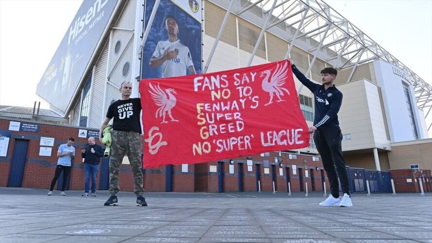 Fanáticos del Liverpool y del Leeds sostienen una bandera en contra de la Superliga europea. Foto: Getty Images