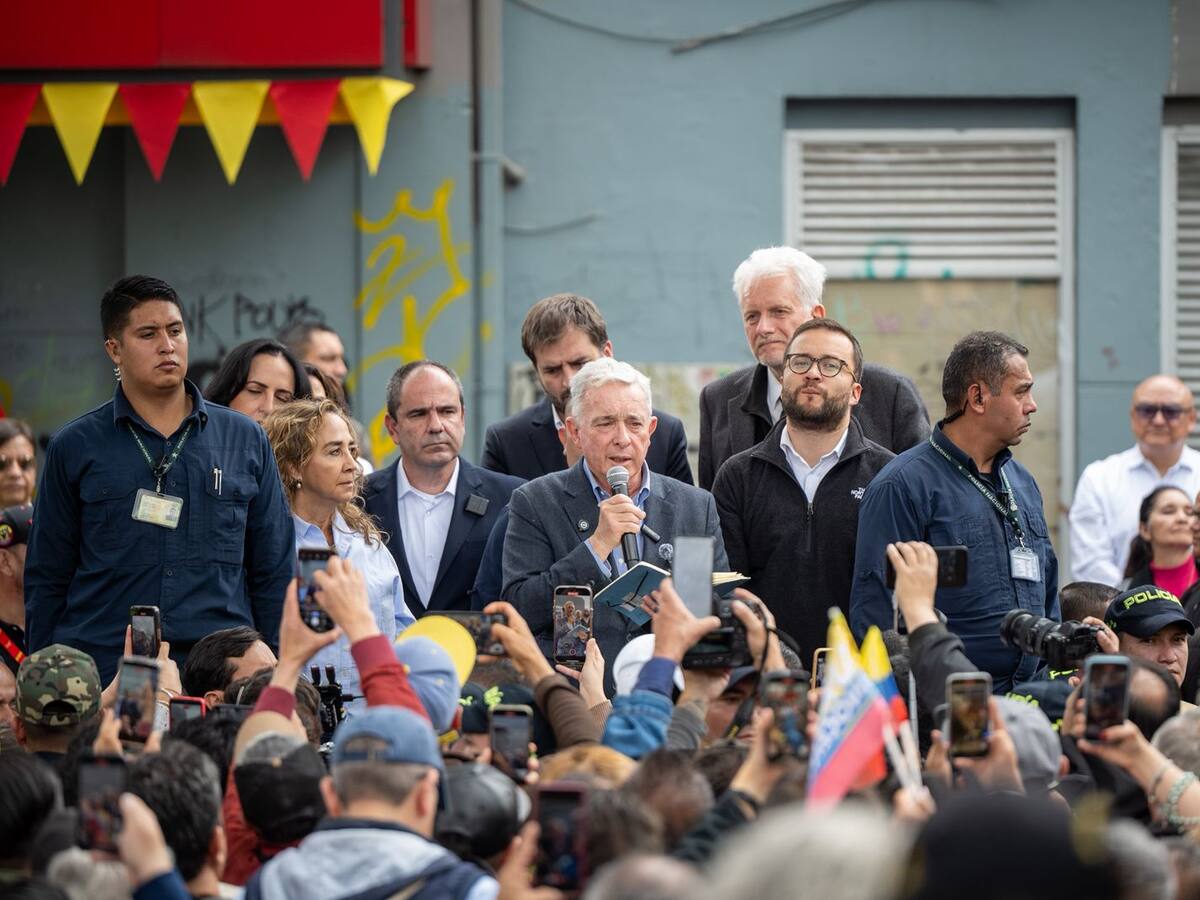 “Que en este lugar se simbolice una llama eterna”: Álvaro Uribe rindió homenaje a Miguel Uribe