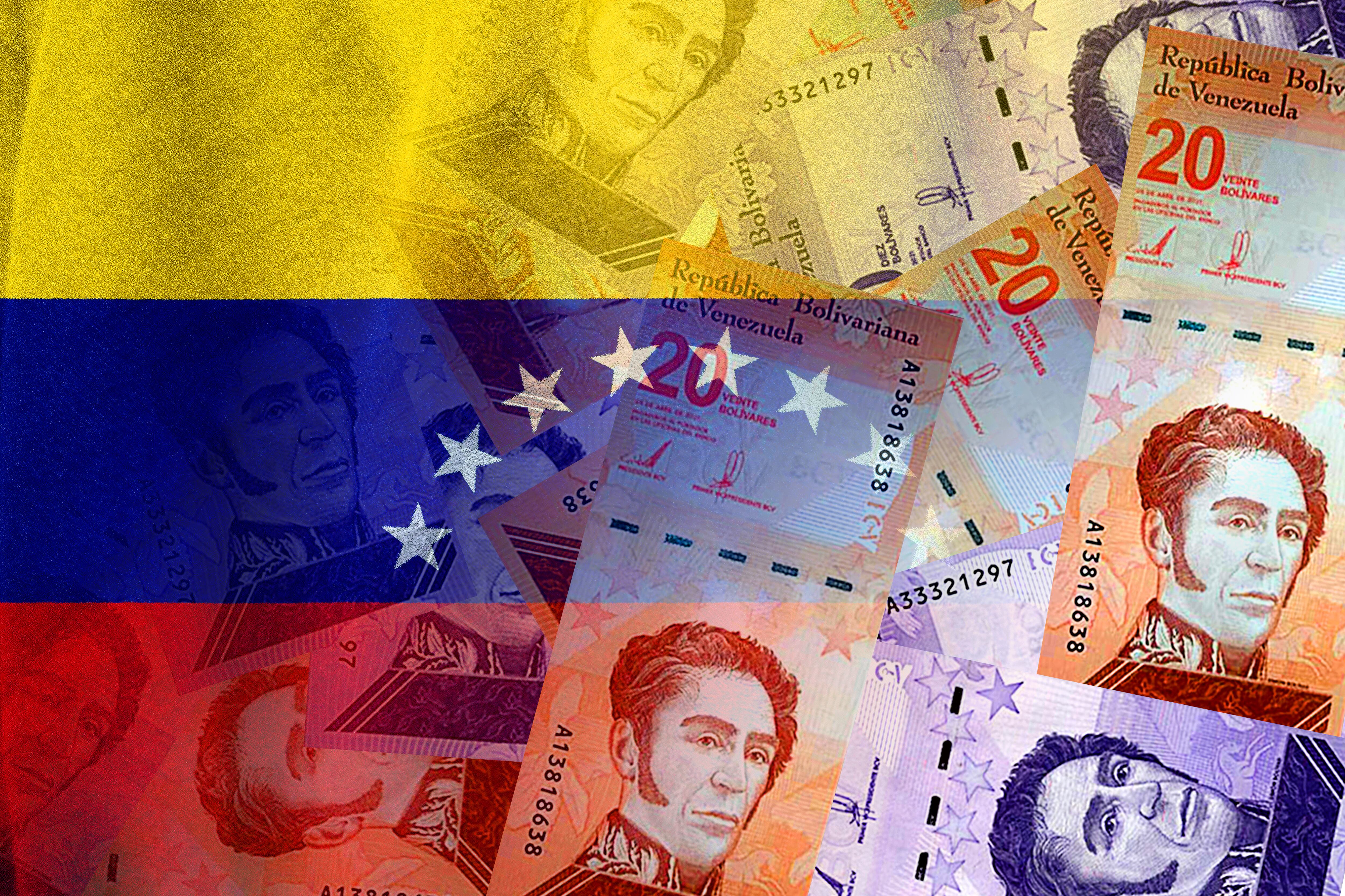 Bolívares junto a la bandera de Venezuela (GettyImages)