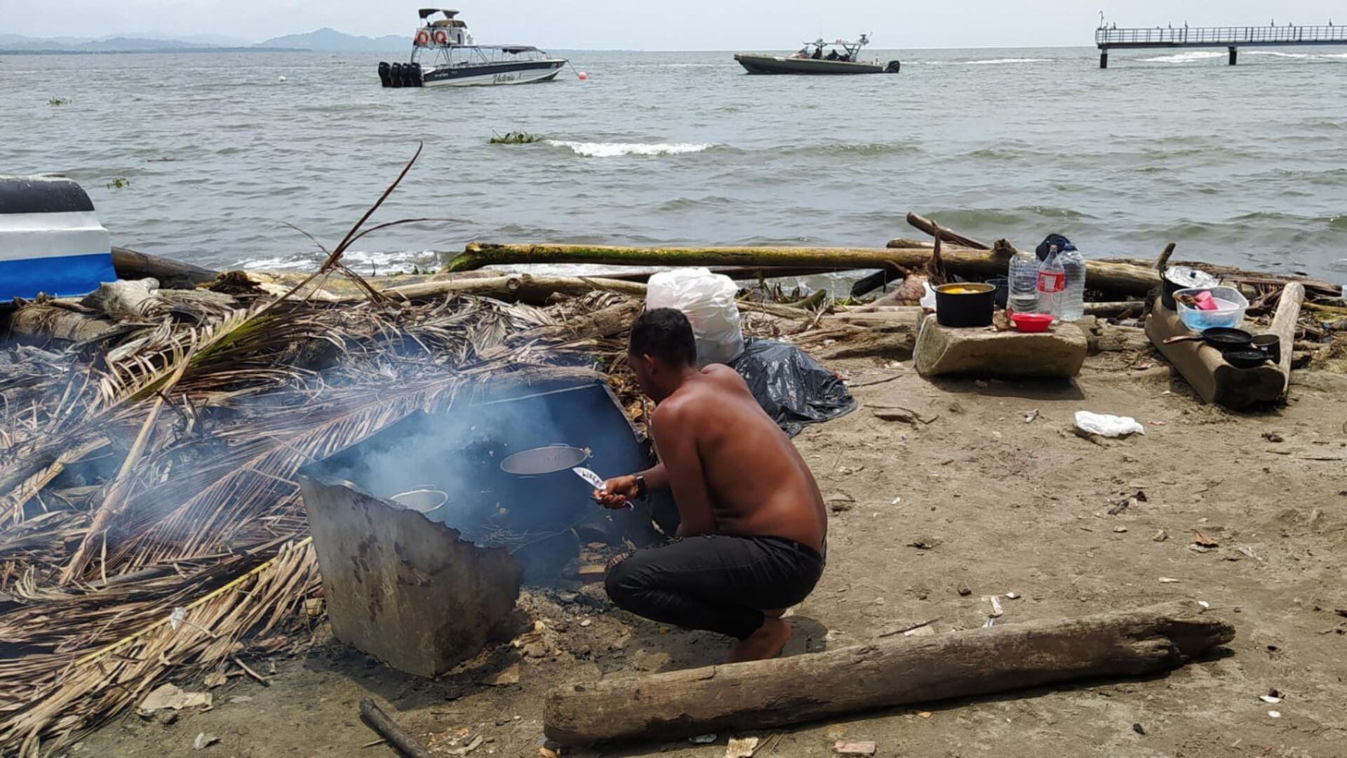 Migrantes en situación de calle enciende las alarmas en Necoclí; el panorama preocupa. Foto: Wilson Alvarado.  