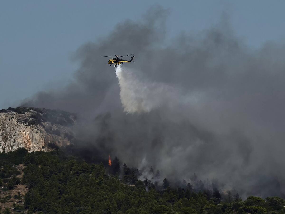 Incendio a las afueras de Atenas obligó a evacuar a más de 1.200 personas