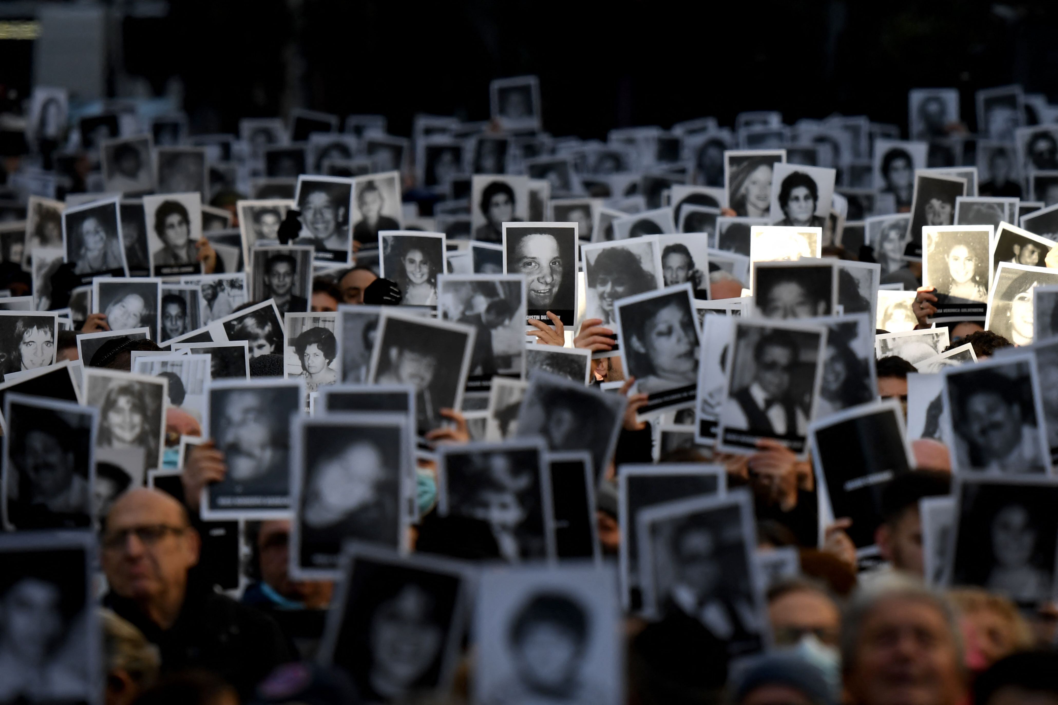 Familiares de víctimas de un atentado con bomba en el centro comunitario judío de la Asociación Mutual de Israelitas de Argentina. (Photo by LUIS ROBAYO/AFP via Getty Images)