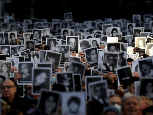 Familiares de víctimas de un atentado con bomba en el centro comunitario judío de la Asociación Mutual de Israelitas de Argentina. (Photo by LUIS ROBAYO/AFP via Getty Images)