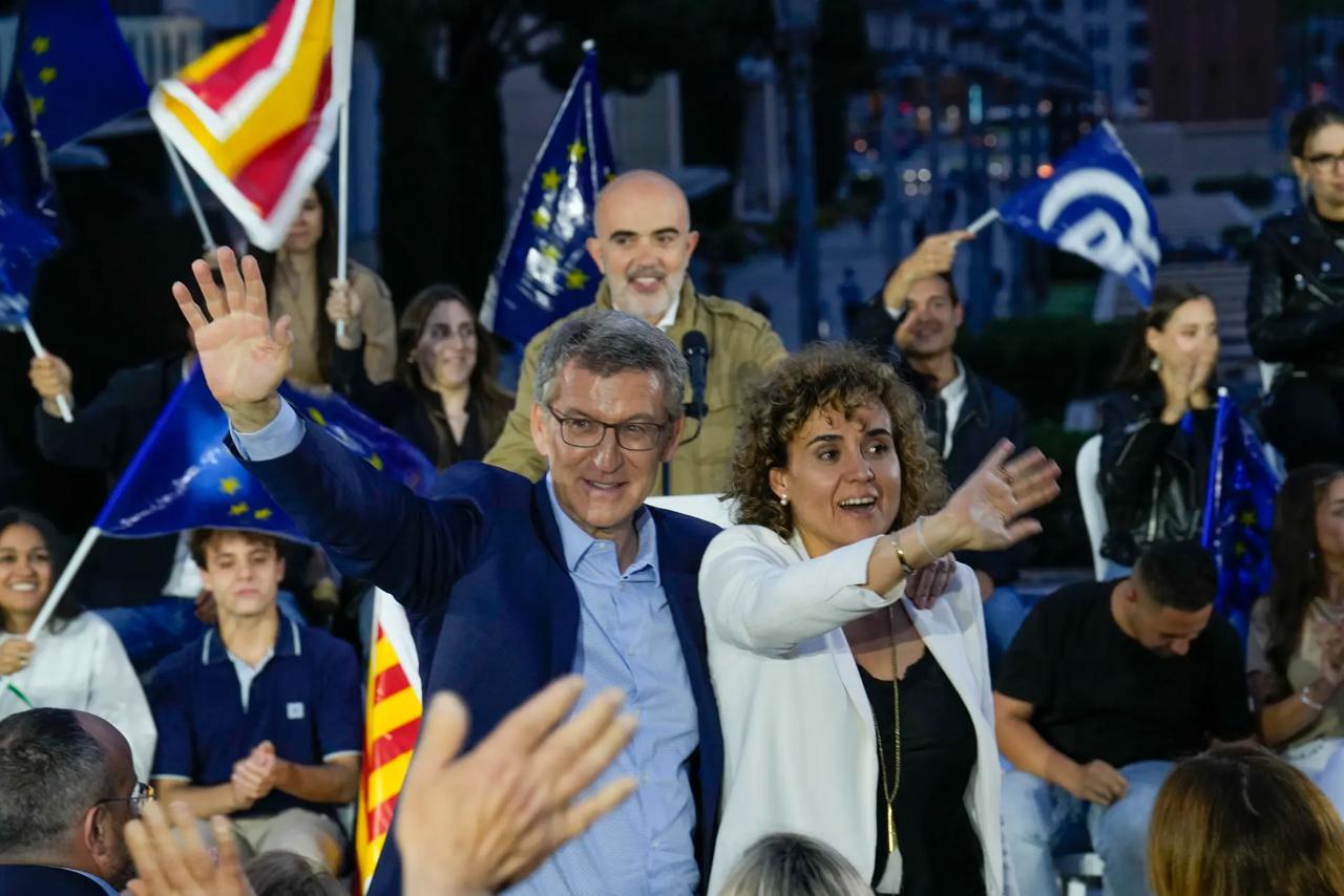 Feijóo y Dolors Montserrat, en un mitin de campaña. EFE/Alejandro García