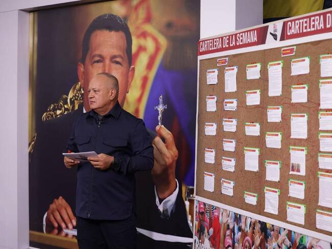 CARACAS (VENEZUELA), 08/01/2025.- Fotografía cedida por Prensa del Ministerio de Interior, Justicia y Paz, del ministro de esa cartera, Diosdado Cabello, en su programa de televisión "Con el mazo dando".