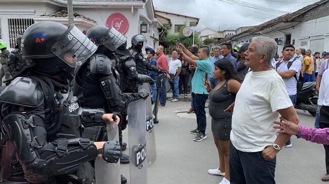 El Esmad replegó a los manifestantes con el uso de gases lacrimógenos, y alejó a los participantes que aseguraron permanecerán todo el día en el lugar. Foto: Redacción W Radio