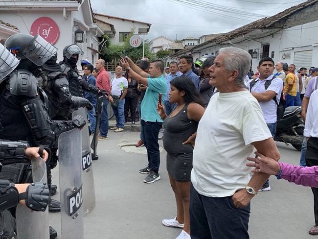 El Esmad replegó a los manifestantes con el uso de gases lacrimógenos, y alejó a los participantes que aseguraron permanecerán todo el día en el lugar. Foto: Redacción W Radio