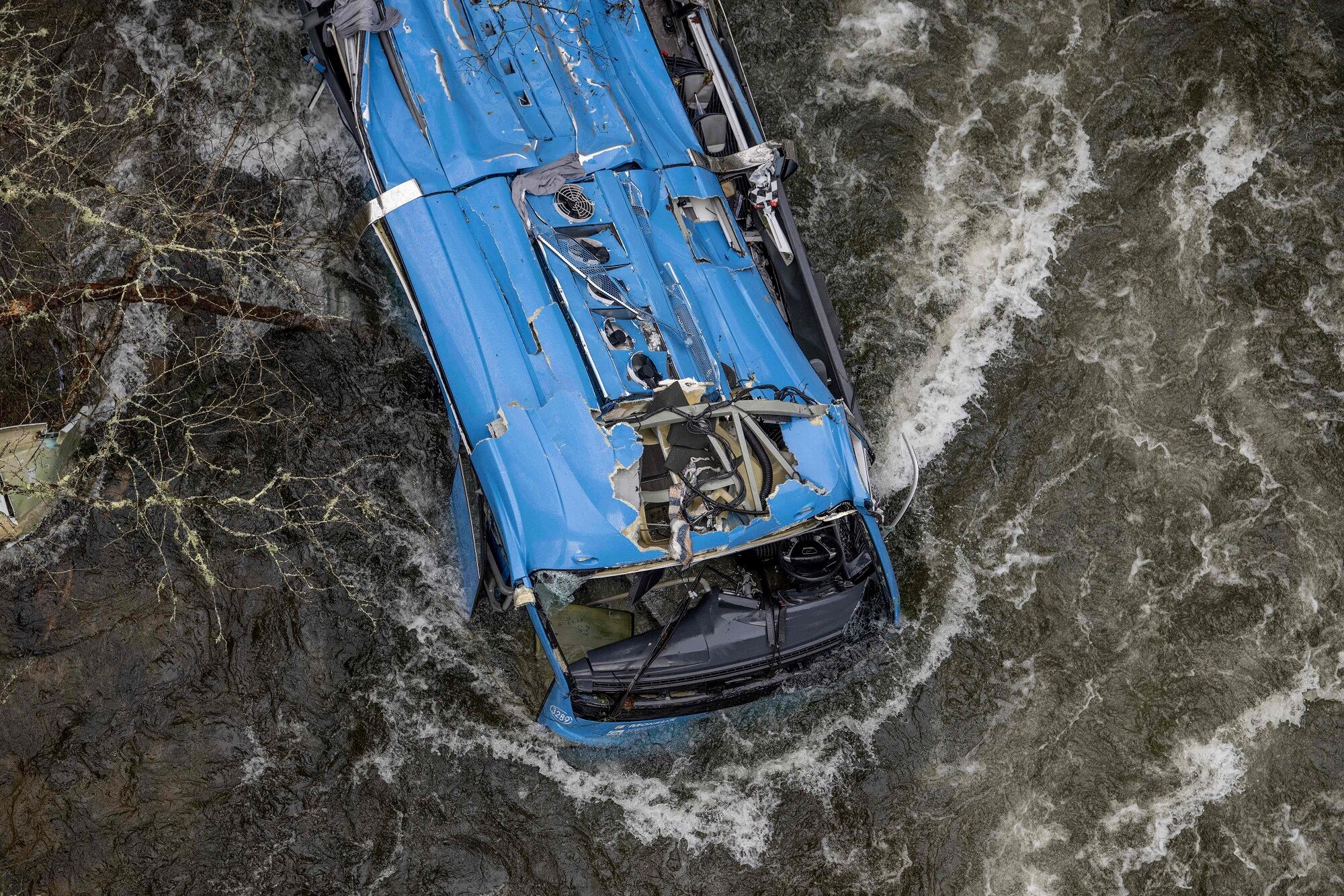 Bus cayó a río en España. (Photo by BRAIS LORENZO/AFP via Getty Images)