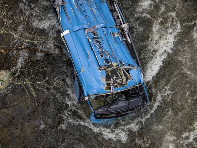 Bus cayó a río en España. (Photo by BRAIS LORENZO/AFP via Getty Images)