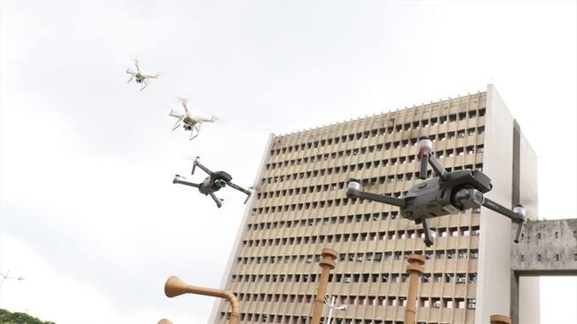 Realizan patrullajes con drones en Cali para hacer cumplir el aislamiento obligatorio. Foto: Alcaldía de Cali
