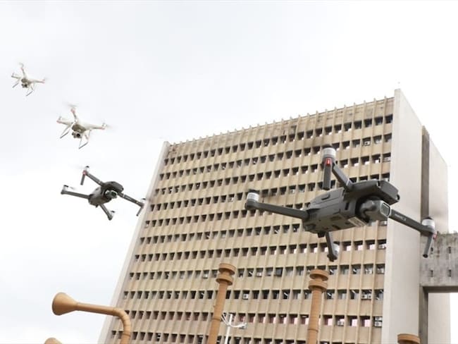 Realizan patrullajes con drones en Cali para hacer cumplir el aislamiento obligatorio. Foto: Alcaldía de Cali