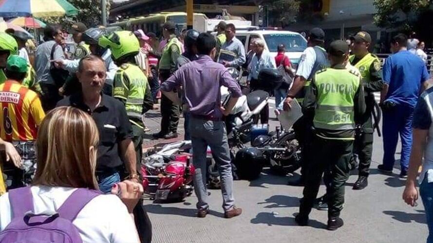 El agente vial Norberto Vesga intentó parar a un motociclista que violaba las normas de tránsito, pero el conductor hizo caso omiso a la señal de pare y lo arrolló. Foto: César González (W Radio)