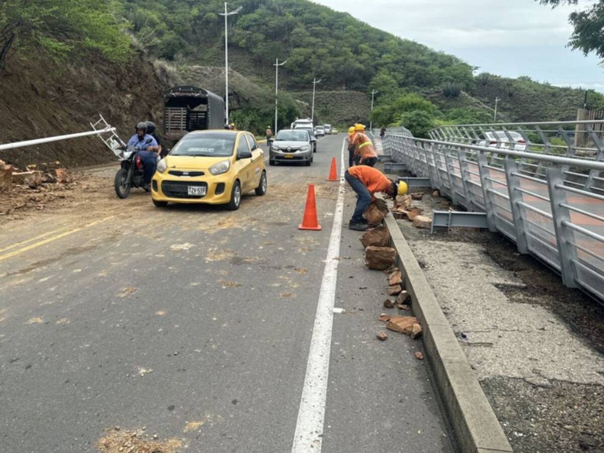 Restablecen el paso por la vía el Ziruma en Santa Marta