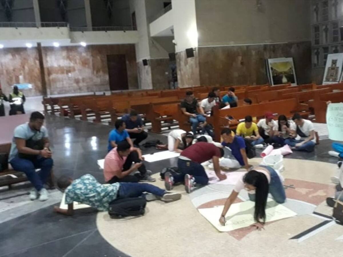 Cerca de 40 estudiantes de Uniatlántico se manifestaron en la Catedral