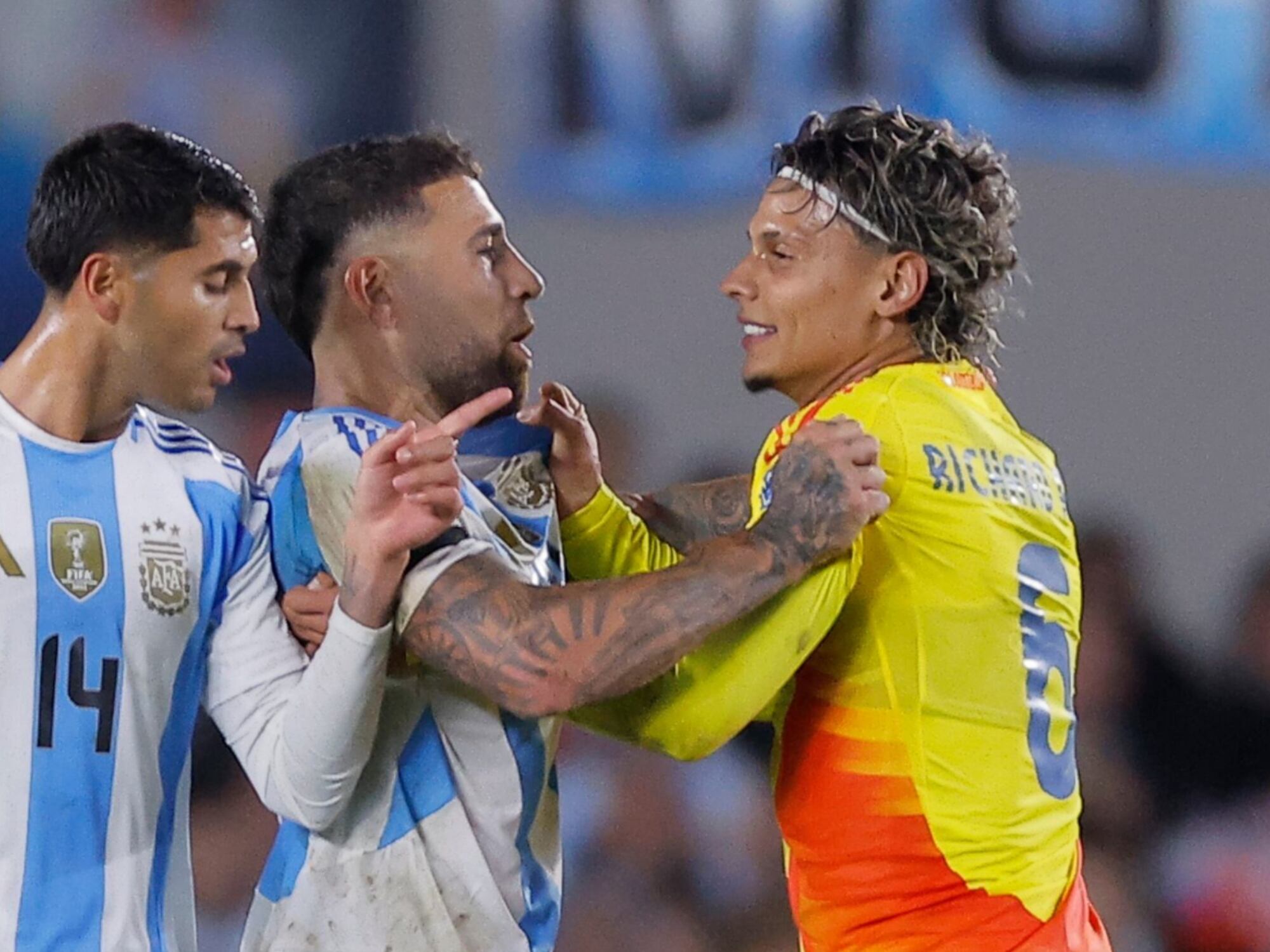 Cruce entre Richard Ríos y Otamendi. Foto: EFE.