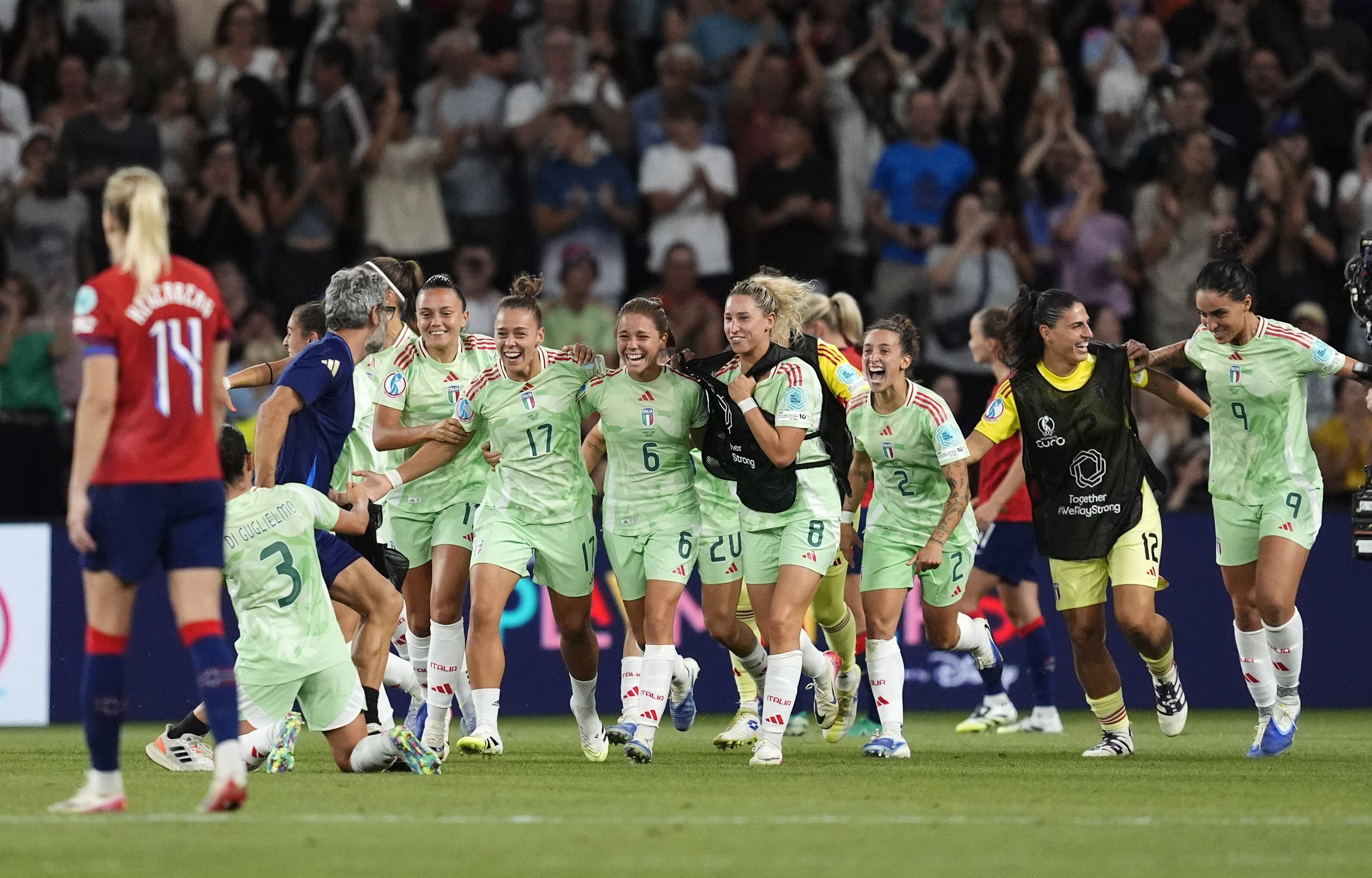 Futbolistas de la Selección de Italia celebran la clasificación a semifinales en la Eurocopa de la UEFA Suiza 2025. FOTO: Nick Potts via Getty Images