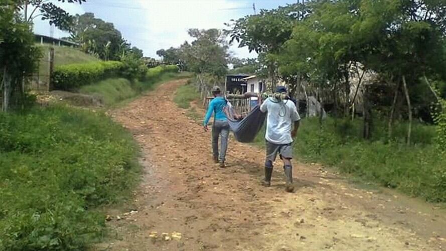 Insólito: transportan enfermos en hamacas debido al estado de las vías. Foto: Cortesía
