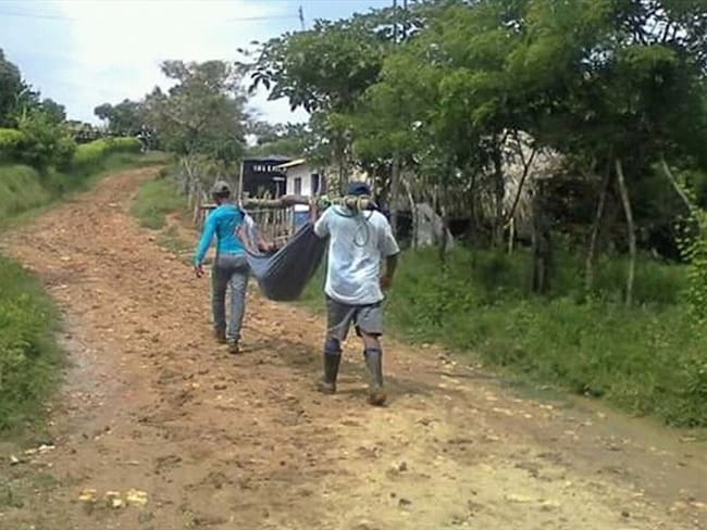 Insólito: transportan enfermos en hamacas debido al estado de las vías. Foto: Cortesía