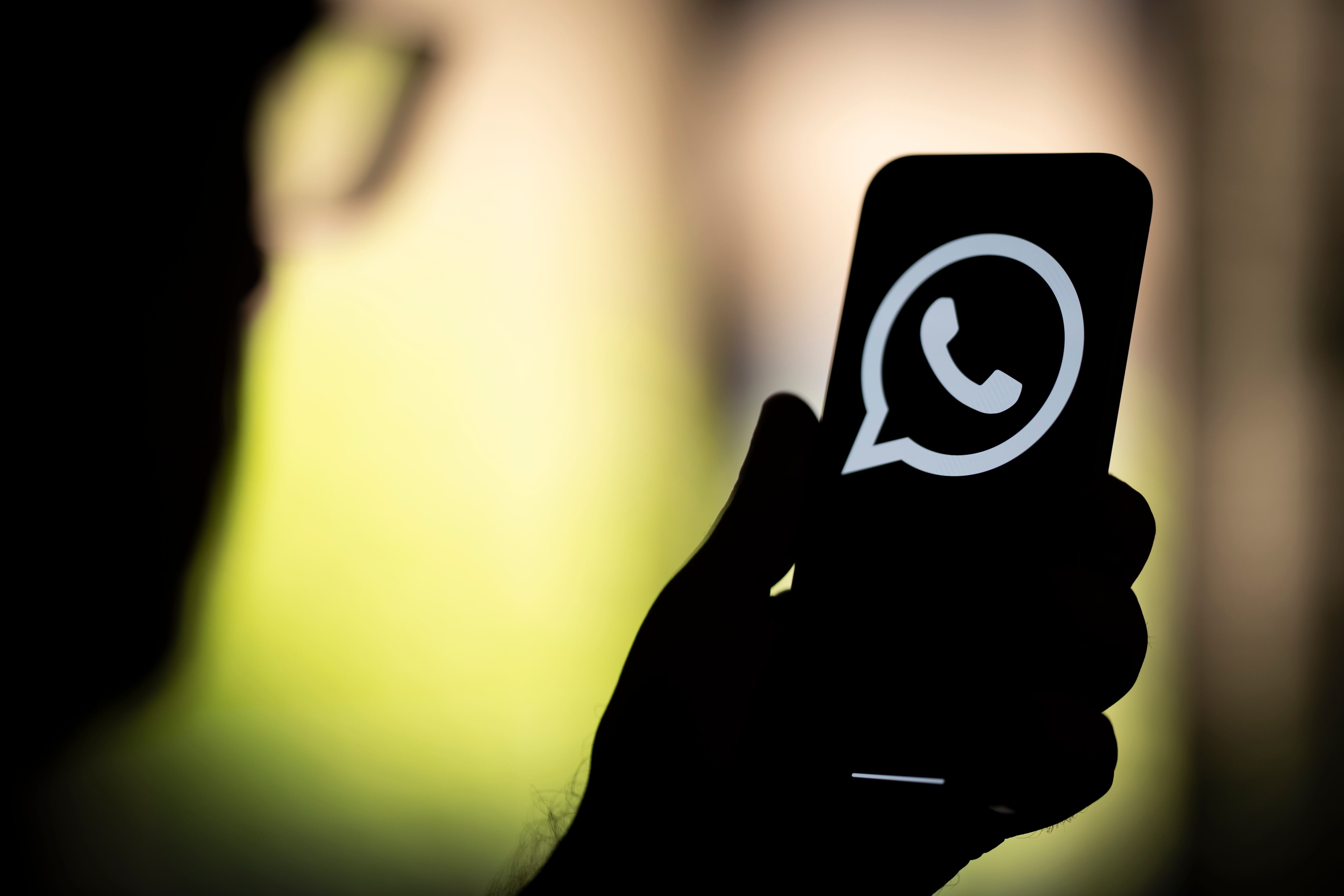 Cómo activar el 'modo oscuro real' en WhatsApp - Getty Images