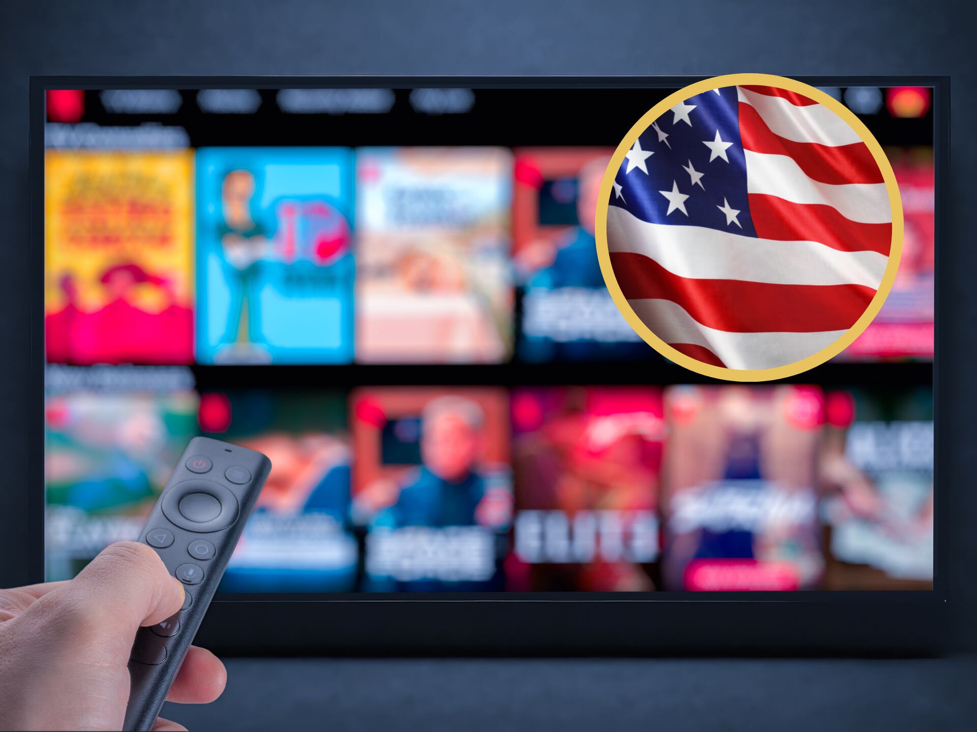 Persona buscando una película o serie en una plataforma de 'streaming'. En el círculo, bandera de Estados Unidos (GettyImages)