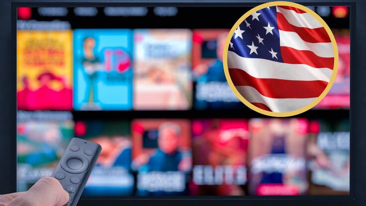 Persona buscando una película o serie en una plataforma de &#039;streaming&#039;. En el círculo, bandera de Estados Unidos (GettyImages)