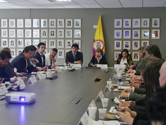 Propuesta de prima adicional del Senador Uribe, no será apoyada por el Gobierno