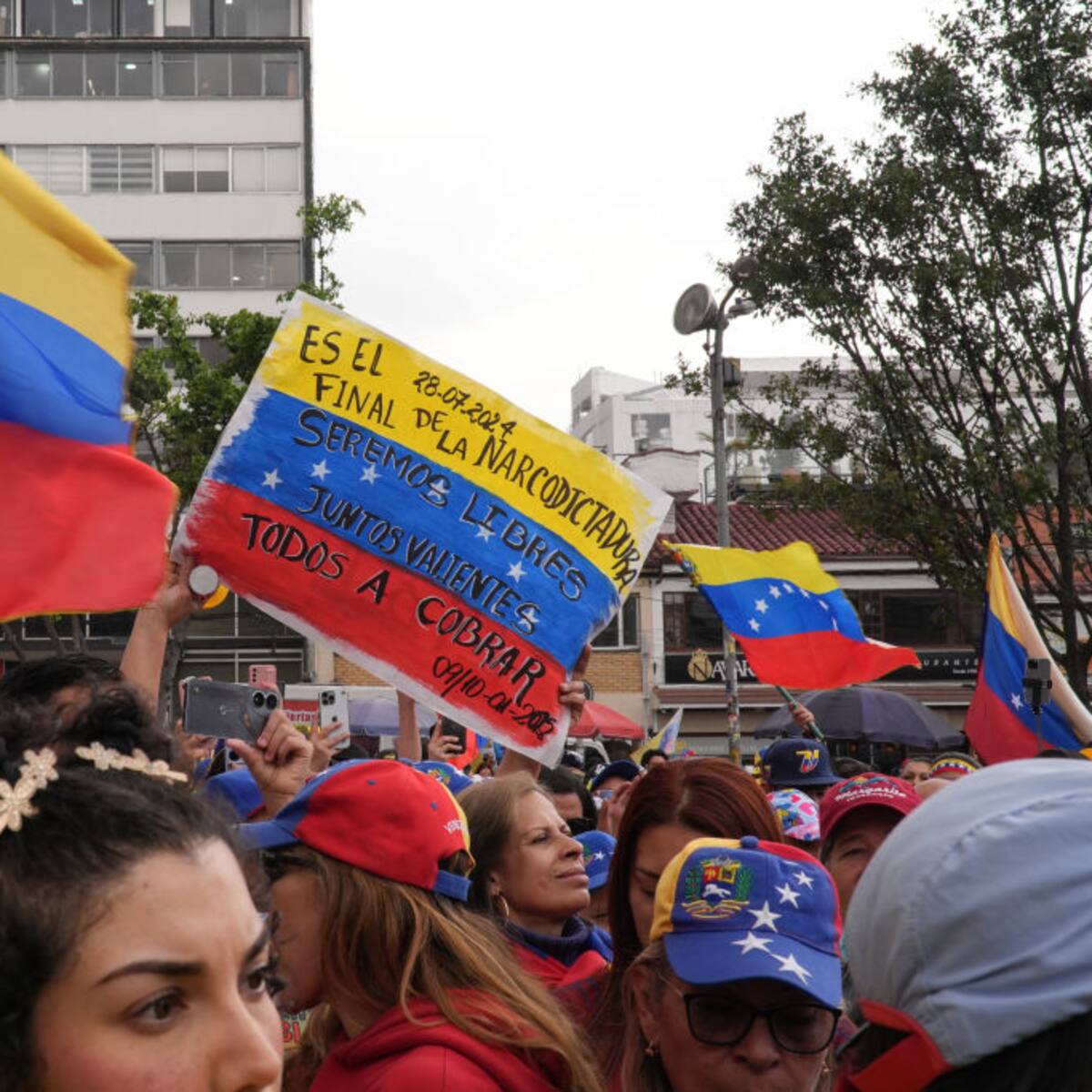 Tenemos esperanza, queremos un cambio verdadero: venezolanos en Colombia sobre posesión presidencial