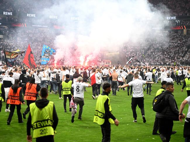 FRANKFURT AM MAIN, GERMANY - MAY 05: Eintracht Frankfurt invade the pitch following victory in the UEFA Europa League Semi Final Leg Two match between Eintracht Frankfurt and West Ham United at Deutsche Bank Park on May 05, 2022 in Frankfurt am Main, Germany. (Photo by Matthias Hangst/Getty Images)
