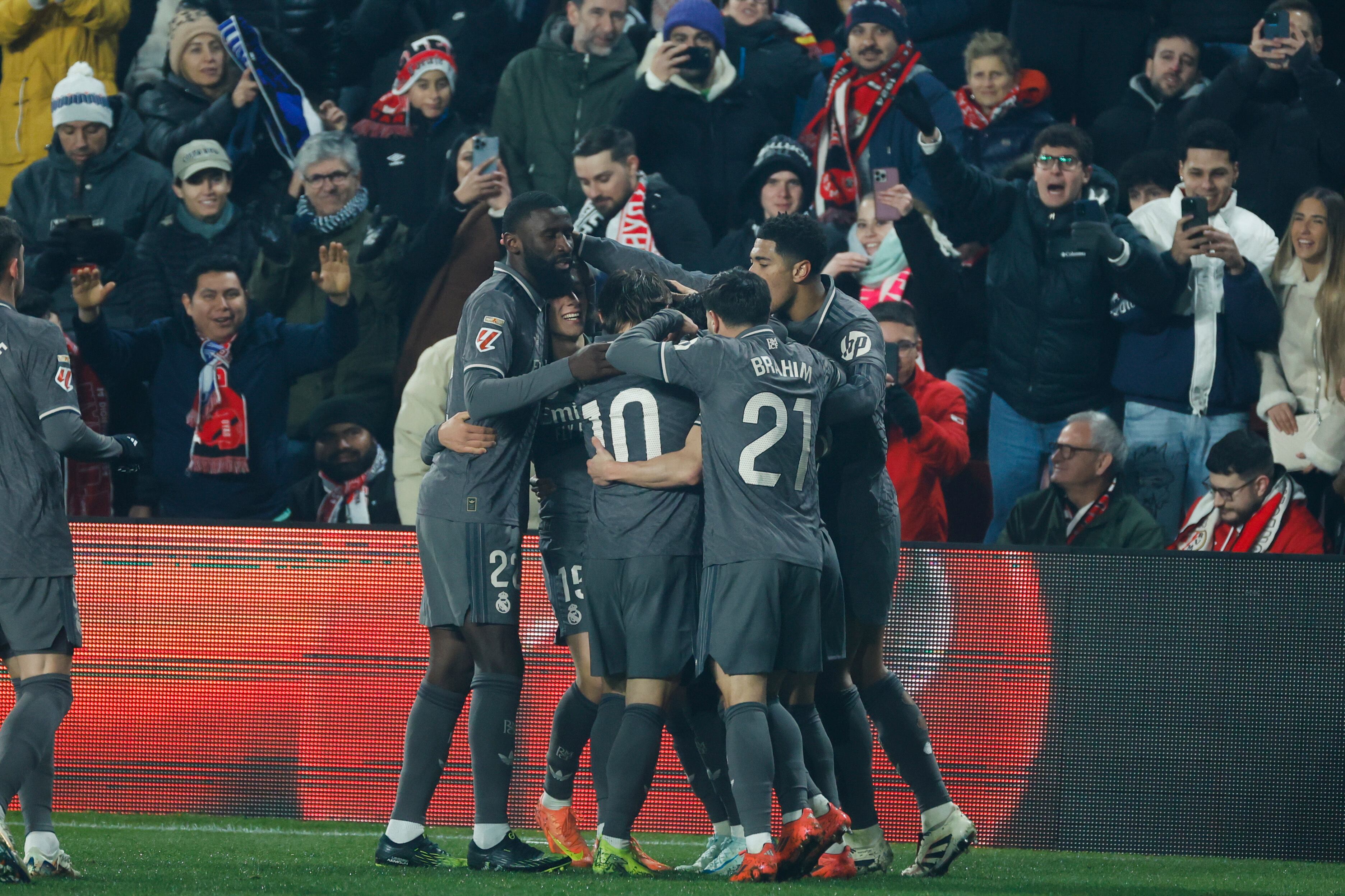 MADRID, 14/12/2024.- El delantero del Real Madrid Rodrygo Goes celebra con sus compañeros su gol durante el encuentro correspondiente a la jornada 17 de Laliga EA Sports que disputan hoy sábado Rayo Vallecano y Real Madrid en el estadio de Vallecas, en Madrid. EFE / Juanjo Martín.