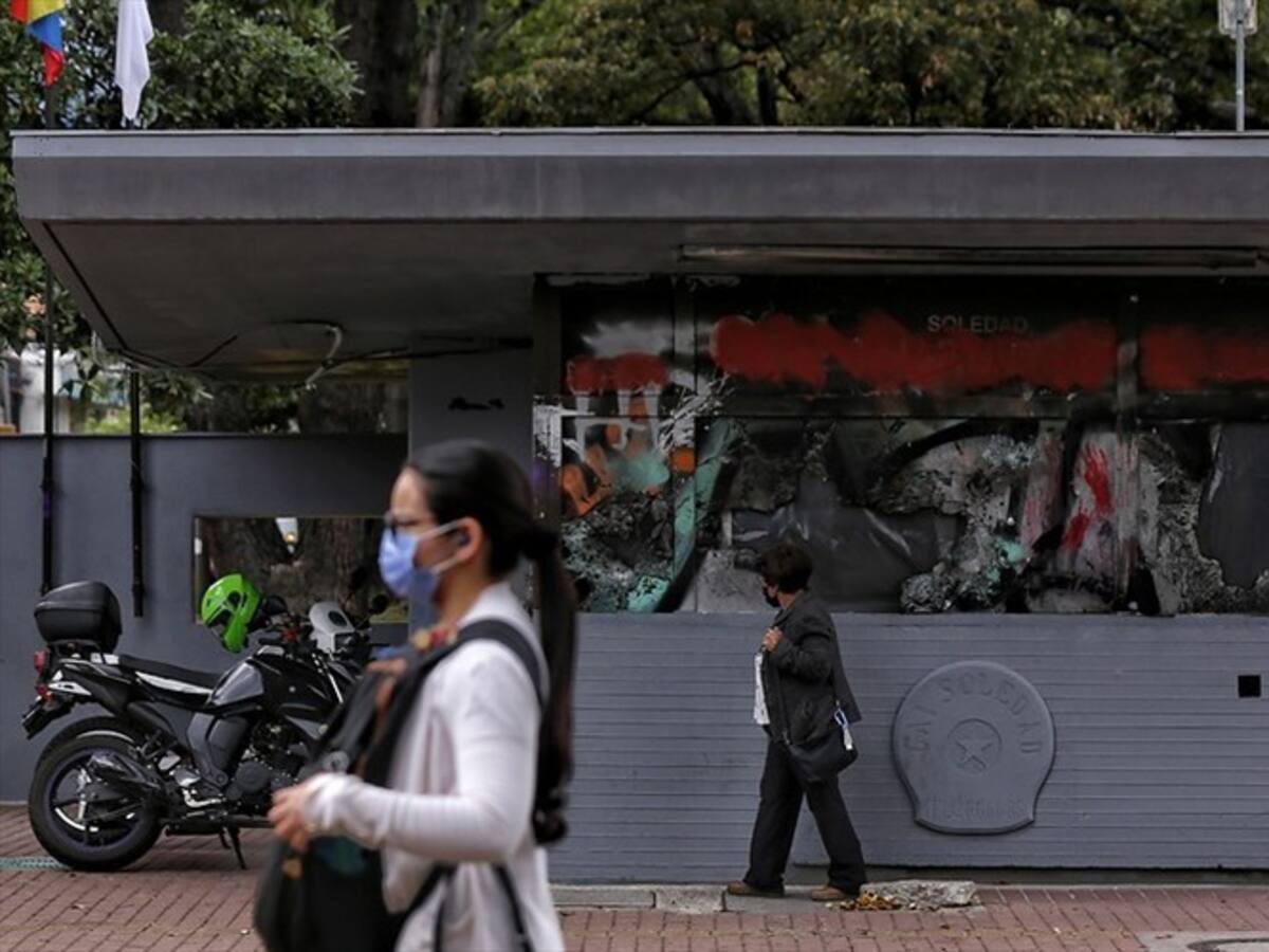 Judicializan a personas acusadas de intentar quemar vivos a policías en un CAI