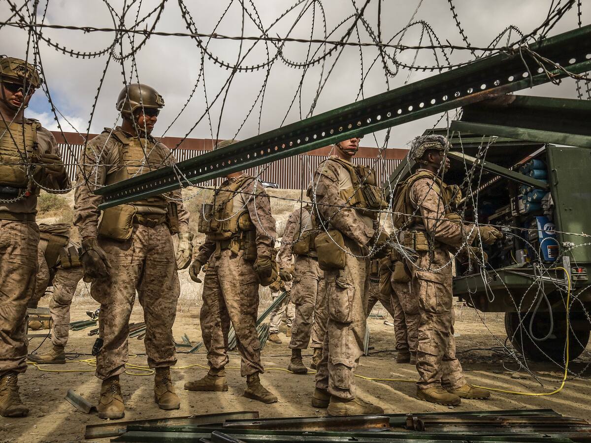 Estados Unidos refuerza con alambres de púas el muro fronterizo en la ciudad mexicana de Tijuana