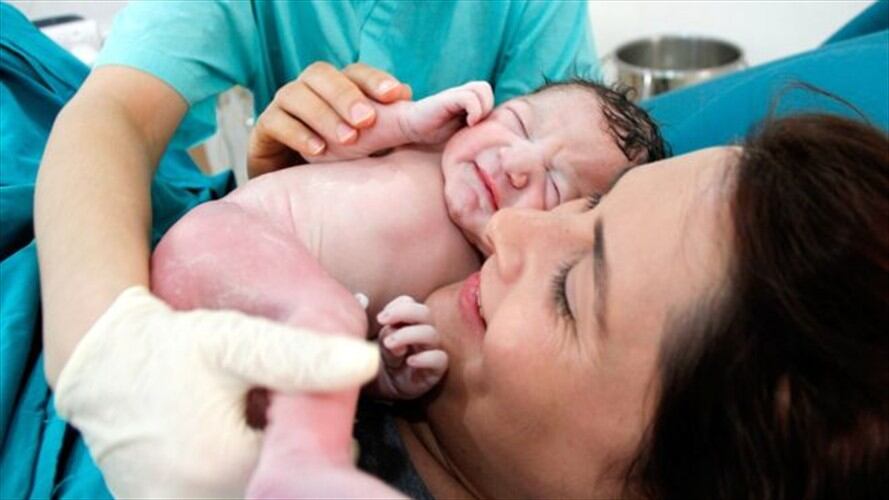 Antaño, si el bebé se quedaba atascado en el canal de parto, tanto la madre como el bebé se morían. Foto: Thinkstock.