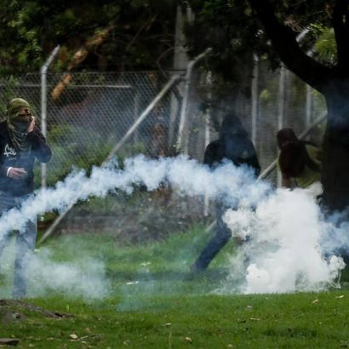 Encapuchado que lanzó explosivos a uniformados en Bogotá podría pagar condena hasta de 30 años