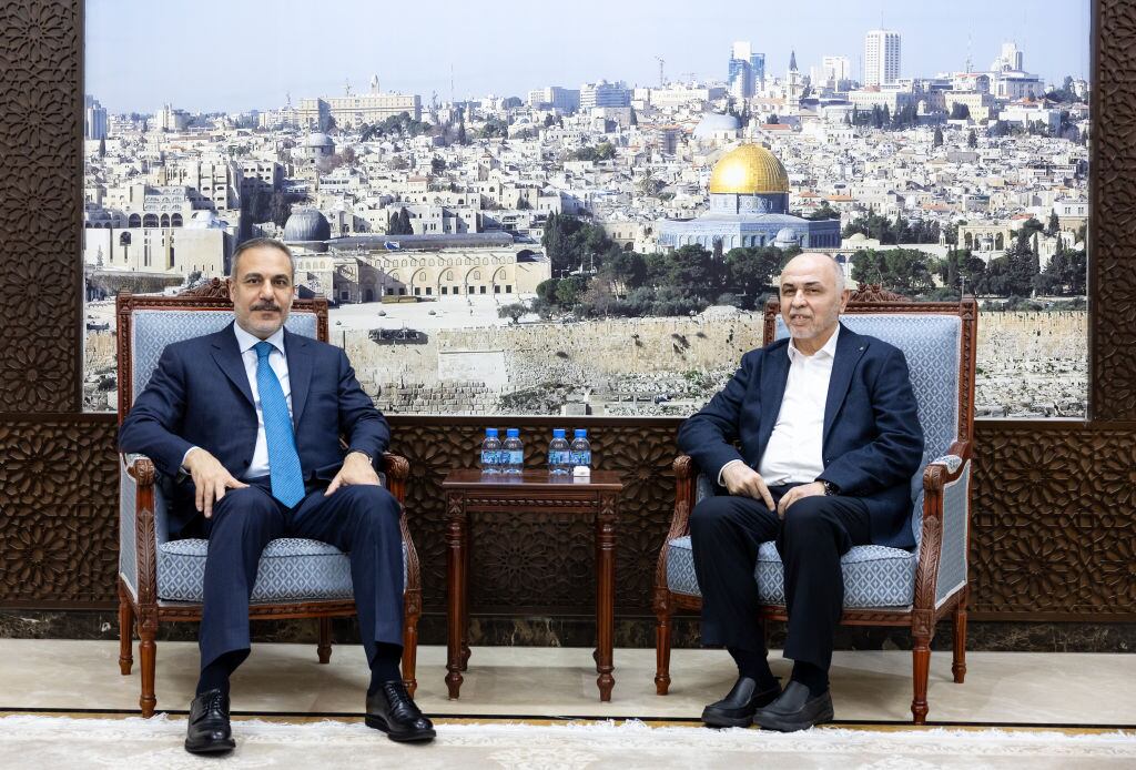 Hakan Fidan y Mohammed Ismail Darwish. I Foto: Murat Gok/Anadolu via Getty Images.