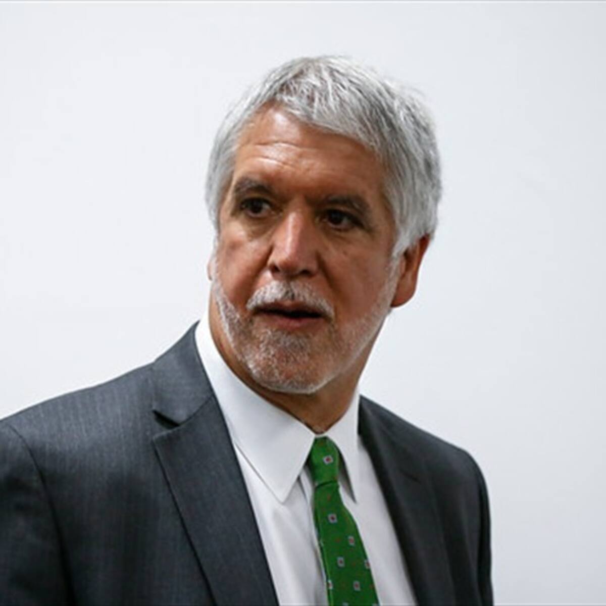 Video: Peñalosa auxilió a motociclista que se estrelló, al parecer, después de gritarle “Petro presidente”