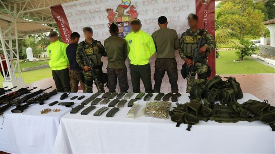 El Ejército señaló que las tres personas detenidas portaban prendas de uso privativo de la Fuerza . Foto: Ejército