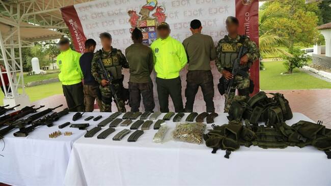 El Ejército señaló que las tres personas detenidas portaban prendas de uso privativo de la Fuerza . Foto: Ejército