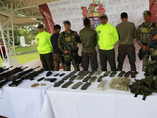 El Ejército señaló que las tres personas detenidas portaban prendas de uso privativo de la Fuerza . Foto: Ejército