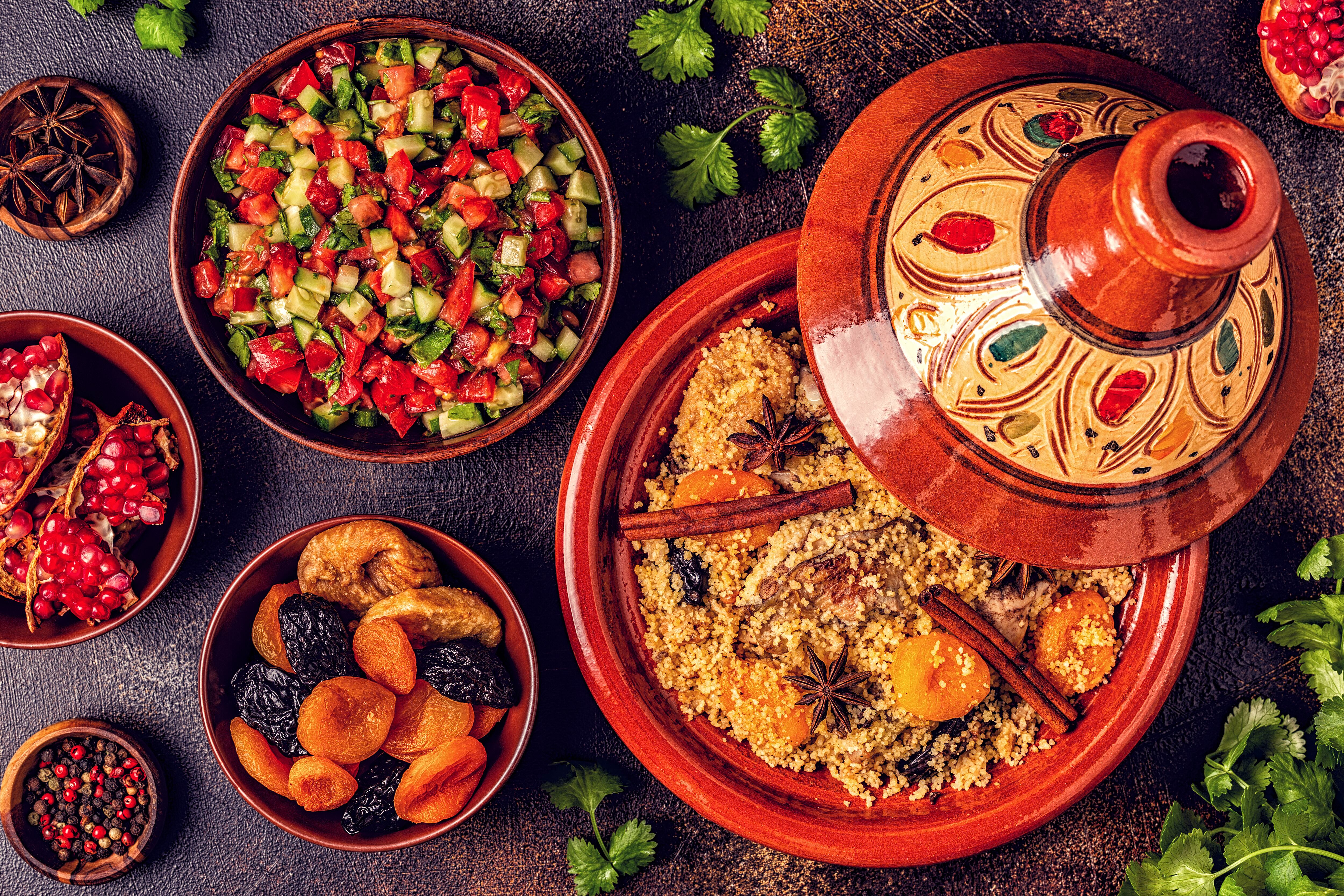 Comida tradicional con frutos secos y especias (GettyImages)