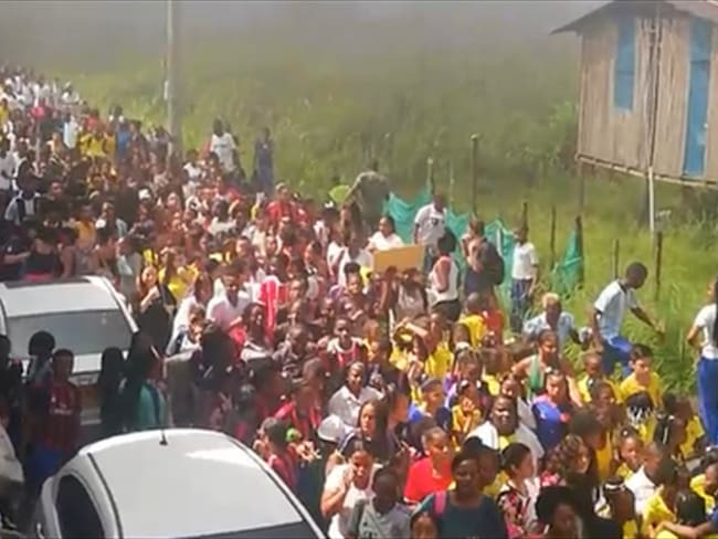 Evacúan a estudiantes de un Colegio en Buenaventura a causa de voraz incendio. Foto: La Wcon Julio Sánchez Cristo