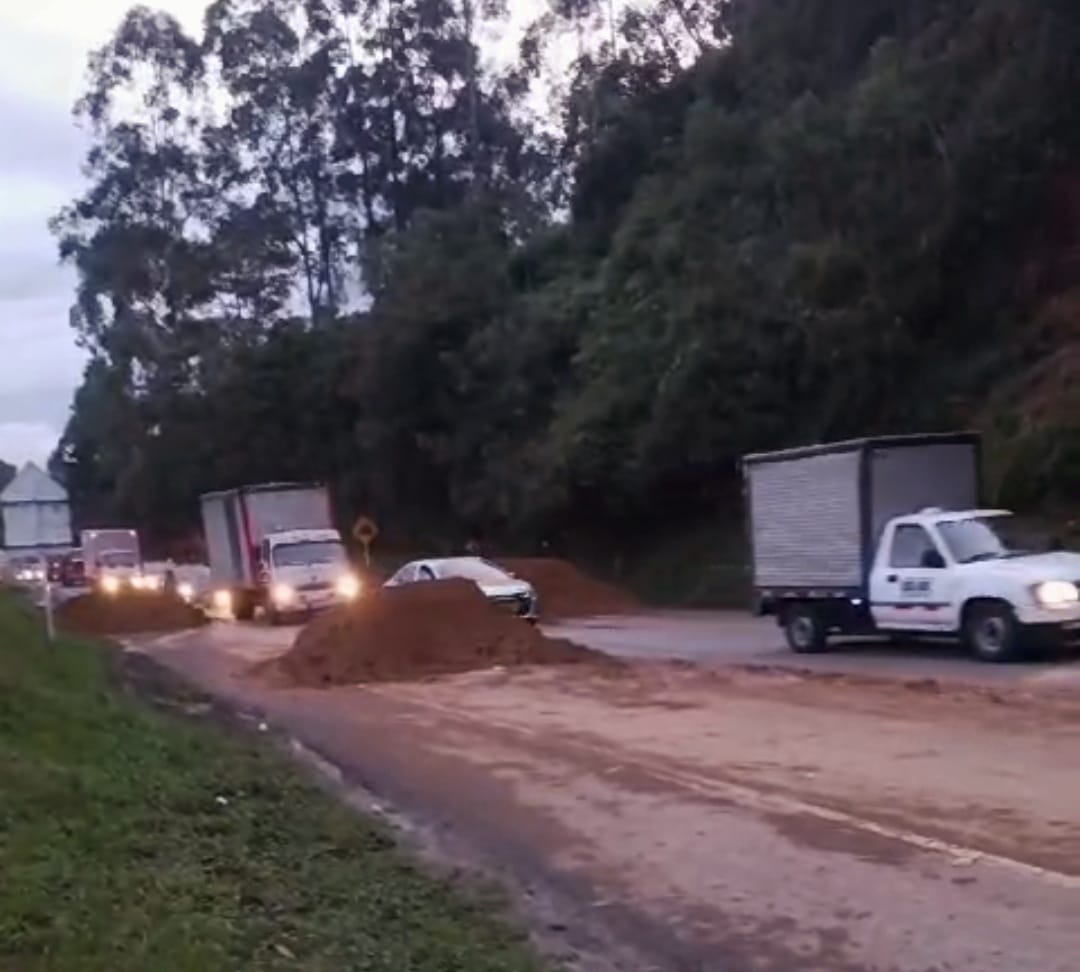 En la vía comenzaron trabajos de limpieza y poco a poco regresa la normalidad en el tránsito entre Popayán y Cali. Crédito: Red de Apoyo Cauca.