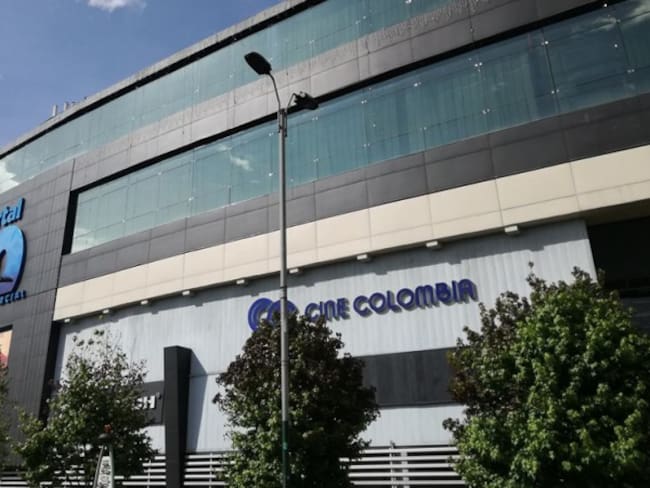 Parte de la estructura del centro comercial Portal 80 cayó sobre adulto mayor