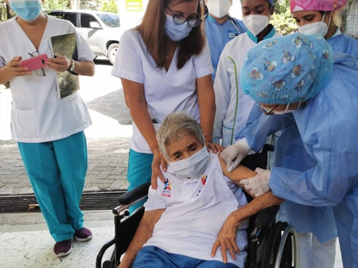 Montería y Cereté iniciaron con la vacunación de la población mayor de 80 años