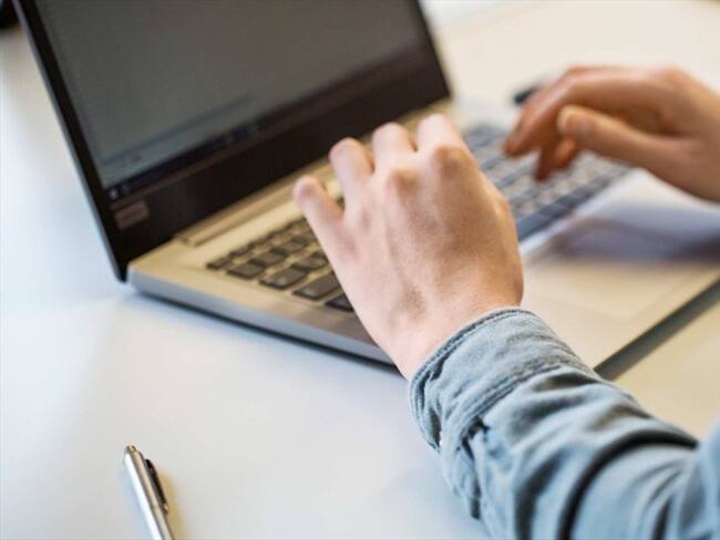 Profesor sufre problemas técnicos en clase en línea y alumnos lo consuelan