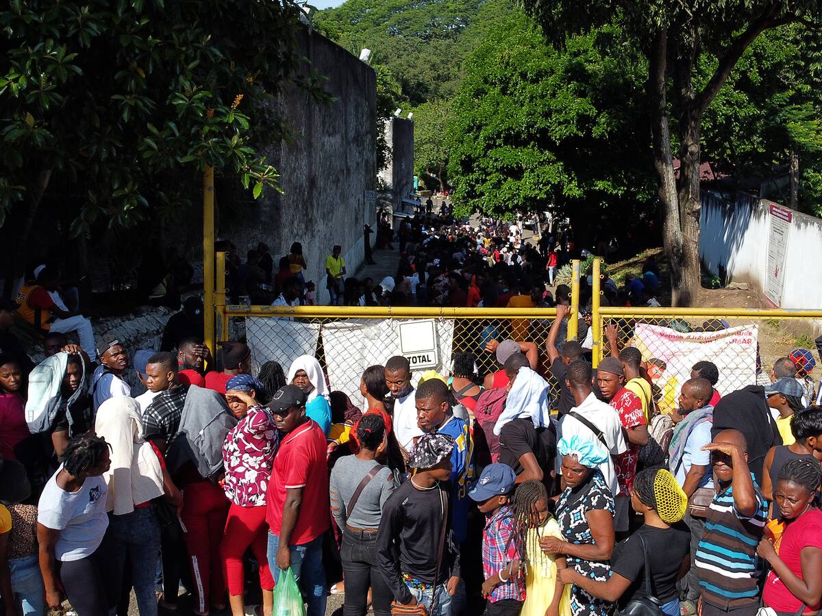 Miles de migrantes que buscan asilo chocan con autoridades en la frontera sur de México