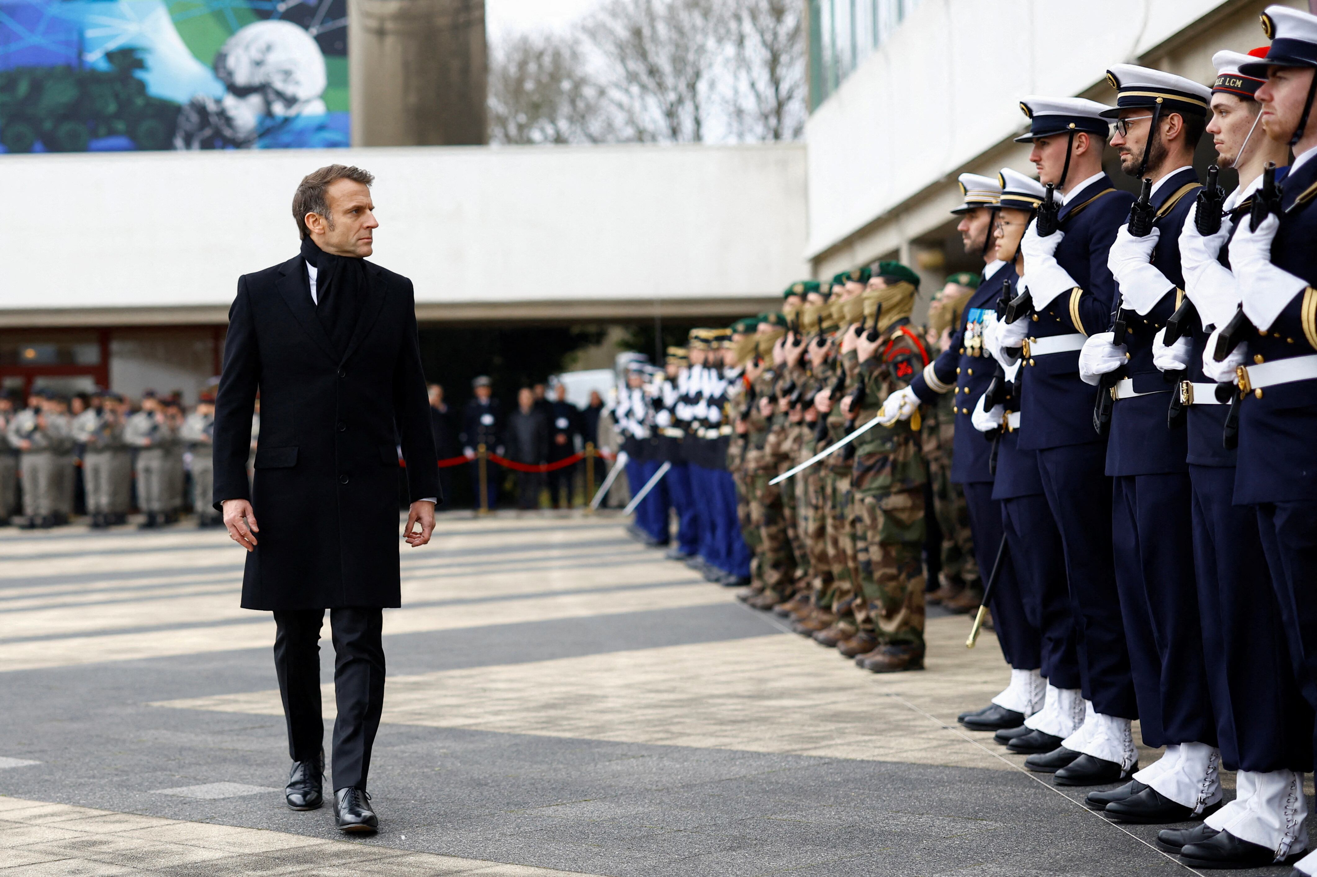 Emmanuel Macron en ceremonia militar. FOTO: STEPHANE MAHE/POOL/AFP vía Getty Images