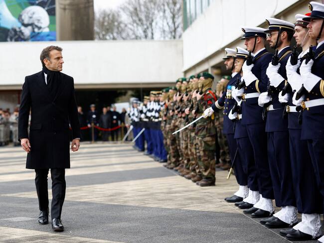 Emmanuel Macron en ceremonia militar. FOTO: STEPHANE MAHE/POOL/AFP vía Getty Images